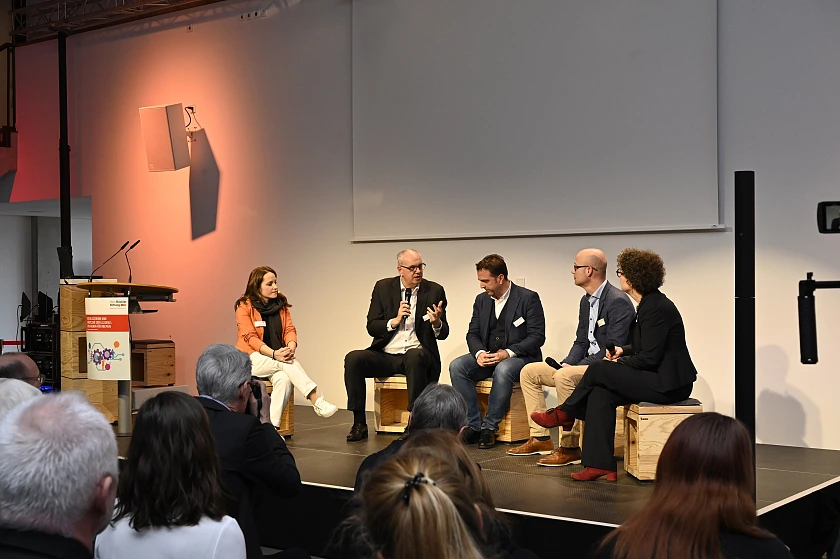 Welche Chancen und Risiken hat KI? Darum ging es bei der Podiumsdiskussion, an der auch Bürgermeister Andreas Bovenschulte teilnahm. Personen (v.l.n.r.): Dr. Verena Bader, Universität Wien; Bürgermeister Dr. Andreas Bovenschulte; Dr. Ernesto Harder, Geschäftsführer DGB Bremen Elbe Weser; Marcel Christmann, Geschäftsführer der Unternehmensverbände im Lande Bremen e.V.; Moderatorin Maike Rademaker. Foto: Senatspressestelle