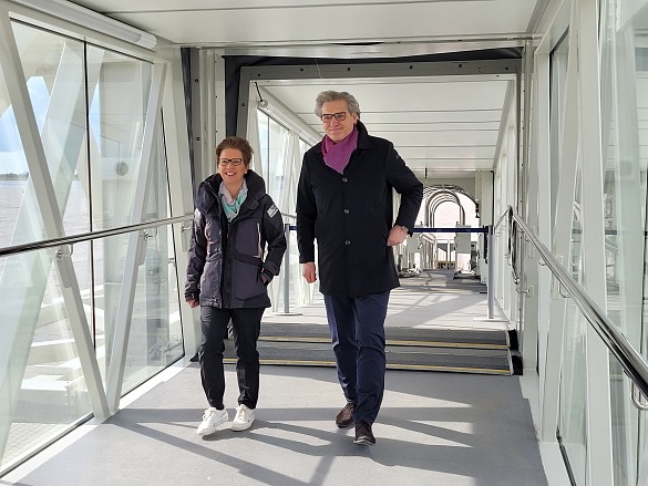 Hafensenatorin Dr. Claudia Schilling und bremenports-Geschäftsführer Robert Howe auf der neuen Passagierbrücke. 