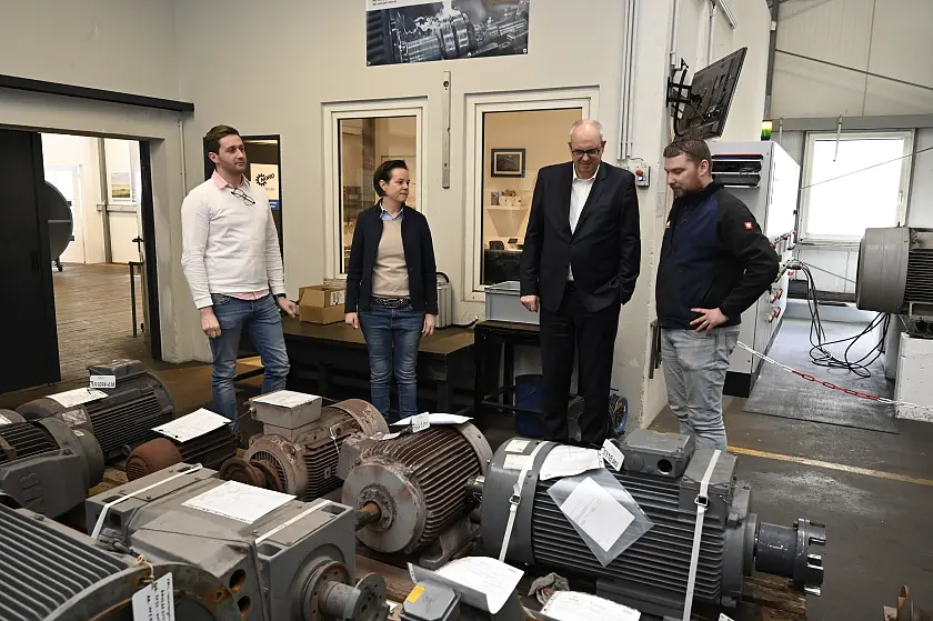 Bürgermeister Andreas Bovenschulte lässt sich beim Rundgang die Abläufe bei der Gebrüder Mahn GmbH erklären. Personen (v.l.n.r.): Christopher Kuchinke, Betriebsleiter; Katrin Roßmüller, Geschäftsführung; Bürgermeister Andreas Bovenschulte; Jonas Pfeiffer, Werkstattleiter. Foto: Senatspressestelle  