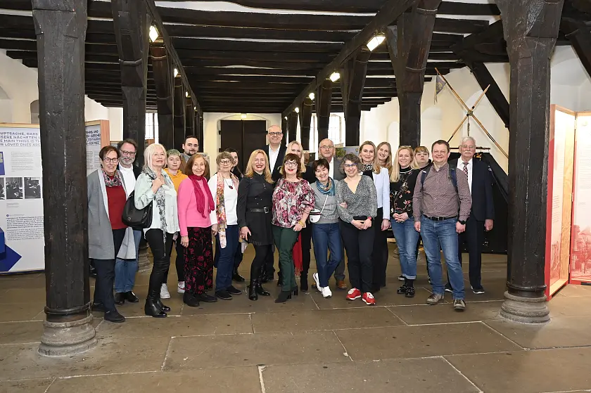 Nach der Aussprache über frauenpolitische Themen besuchten Bürgermeister Andreas Bovenschulte (hinten Mitte) und die Teilnehmerinnen und Teilnehmer der WAGA Danzig und der Deutsch-Polnischen Gesellschaft Bremen noch die gerade in der Unteren Rathaushalle laufende Ausstellung über die Pfadfinderpost während des Warschauer Aufstandes 1944. Foto: Senatspressestelle