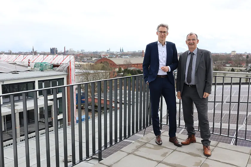 Dr. Martin Hagen (Staatsrat bei Der Senator für Finanzen, links) und Dr. Johann Bizer (Vorstandsvorsitzender von Dataport) am künftigen Standort des Innovationscampus im Alten Tabakspeicher in Woltmershausen. Foto: Finanzressort