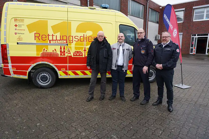 Vor dem neuen Wagen der Johanniter-Unfall-Hilfe (von links): Senator Ulrich Mäurer, Rettungswachenleiter Philipp Himmelspach, Marlon Konertz  (Feuerwehr) und Dienststellenleiter Florian Hensel von der Johanniter-Unfall-Hilfe Bremen. Foto: Innenressort