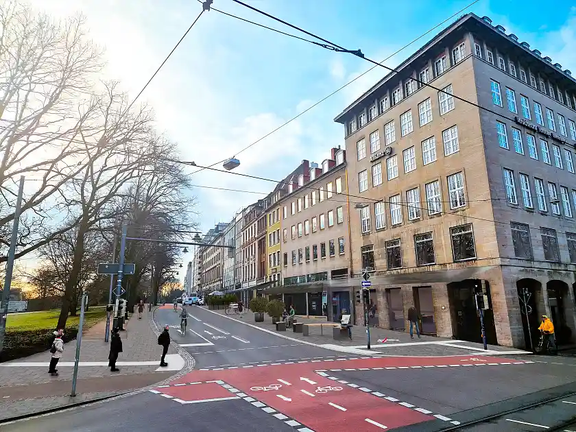 Erste Visualisierungen des Wallboulevards in Höhe des Herdentors, die jetzt als Planungsskizze für die weitere Umgestaltung der Einkaufs- und Genussmeile dienen. Grafik: SKUMS
