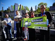 Gemeinsame Eröffnung des Mobilpunktes Møllendalsveien in Bergen, Norwegen am 8. Mai 2018. Das Banner halten: v.l.n.r; Lars Ove Kvalbein, Stadt Bergen; Stadträtin Anna Elisa Tryti; Rebecca Karbaumer und Michael Glotz-Richter, Freie Hansestadt Bremen. Foto: Mobilitätsressort