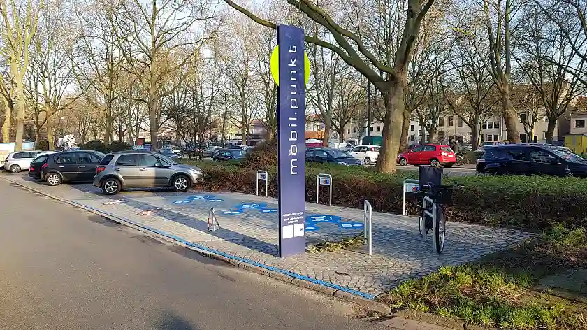 Carsharing im öffentlichen Verkehrsraum - ein Erfolgsprojekt aus Bremen: Der mobil.punkt in der Eickedorfer Straße in Findorff. Foto: Mobilitätsressort