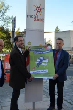 Ulrich Daniel, Planungs- und Baureferent der Stadt Nürnberg und Michael Glotz-Richter, Referent für nachhaltige Mobilität beim Bremer Verkehrsressort bei der Einweihung des ersten Nürnberger Mobilpunktes am 5.10.2016.
