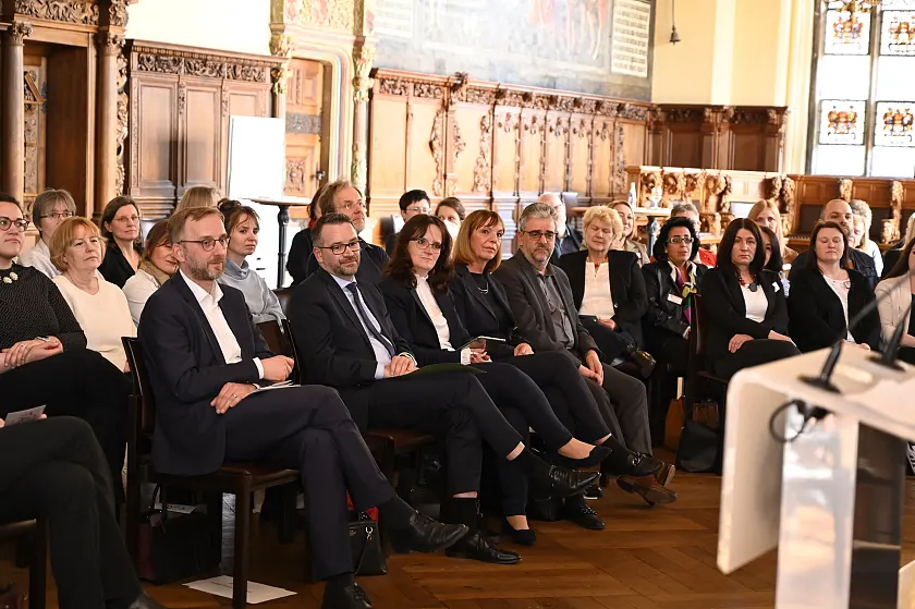Die Beteiligten des Projektes (von links): Prof. Dr. Matthias Zündel (Koordinator Integrierter Gesundheitscampus Bremen), Staatsrat Tim Cordßen-Ryglewski, Prof. Dr.-Ing. Maren Petersen (Konrektorin für Lehre und Studium Uni Bremen), Dr. Sabina Schoefer (Konrektorin für Digitalisierung, Hochschule Bremen), Prof. Dr. Heinz Rothgang (SOCIUM Forschungszentrum Ungleichheit und Sozialpolitik). Foto: Senatspressestelle