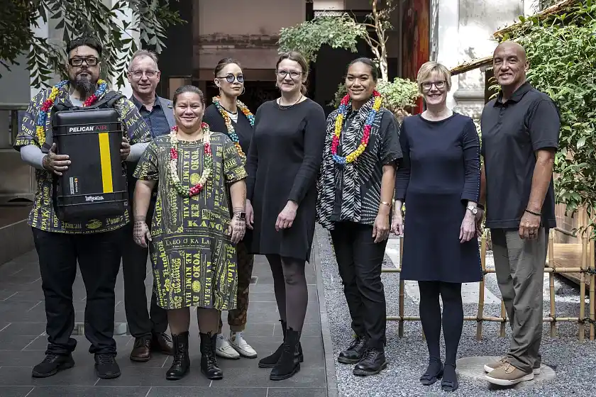 Von links nach rechts: Mana Caceres (Hui Iwi Kuamoo), Michael Stiller (Übersee-Museum Bremen), Kalehua Caceres (Hui Iwi Kuamoo), Nicole Naone (Hui Iwi Kuamoo), Verena Borgmann (Senator für Kultur Bremen), Starr Kalahiki (Hui Iwi Kuamoo), Gabriele Müller (Übersee-Museum Bremen), Kaipo Torco (Hui Iwi Kuamoo). Foto: Volker Beinhorn © Übersee-Museum Bremen
