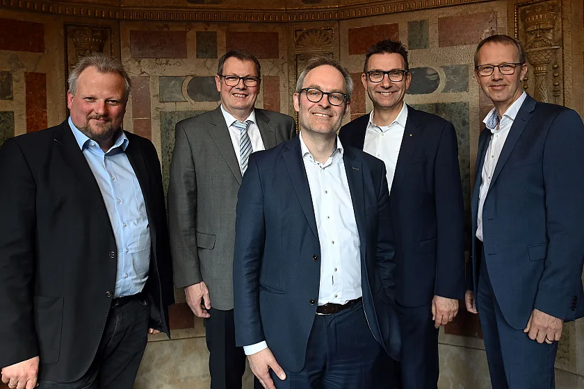 Die Neuen im Netzwerk Partnerschaft Umwelt Unternehmen (v.l.): Hendrik Wilkening (Farge-Vegesacker Eisenbahn-Gesellschaft mbH), Burchard Schröder (CR3-Kaffeeveredelung M. Hermsen GmbH), Enno Nottelmann, Staatsrat für Umwelt und Klimaschutz, Axel Buschmann und Thomas Bargfrede (Capricorn Consulting GmbH). Foto:  Michael Bahlo