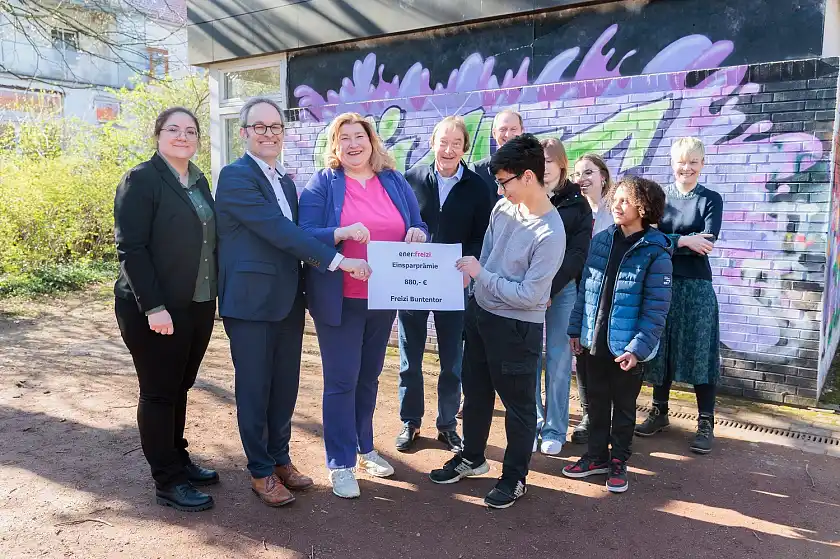 Symbolische Übergabe der Prämie im Projekt ener:freizi an das Freizeitzentrum Buntentor. Von links: Özlem Kleber (BEKS EnergieEffizienz), Umweltstaatsrat Enno Eike Nottelmann, Sozialsenatorin Anja Stahmann, Ziyan, Martin Grocholl (Klimaschutzagentur energiekonsens,) Abby, Kymani, Lena und Katharina Mueller (BUND Bremen). Foto: Joerg Sarbach