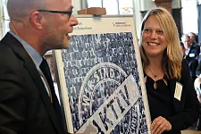 Martin Schulze, Leiter der Geschäftsstelle Umwelt Unternehmen, überreichte Dr. Maike Schaefer ein Jubiläumsposter zum 20-jährigen Bestehen der Umweltpartnerschaft. Foto: Umwelt Unternehmen, Fotograf Michael Bahlo