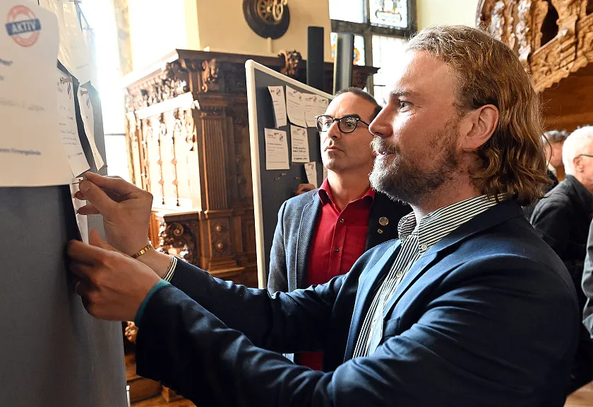 Die Gäste der Jubiläumsfeier gaben im Rahmen der Veranstaltung individuelle Umweltversprechen ab. Foto: Umwelt Unternehmen, Fotograf Michael Bahlo