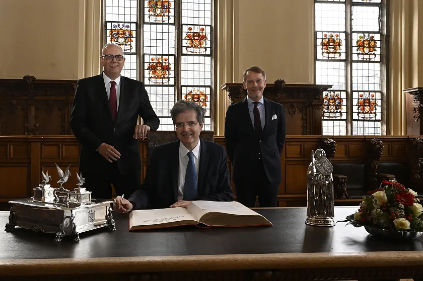 Der Botschafter der Französischen Republik, François Delattre, trägt sich in der Oberen Halle des Rathauses in das Goldene Buch ein. Foto: Senatspressestelle
