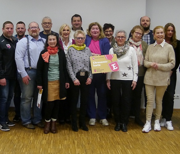 Senatorin Stahmann mit einigen Teilnehmerinnen und Teilnehmern der Ehrenamtskarten-Übergabe im Klimahaus Bremerhaven. Foto: Sozialressort