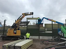 Mittels Kran werden die einzelnen Elemente in die Pfeiler eingesetzt. Foto: ASV