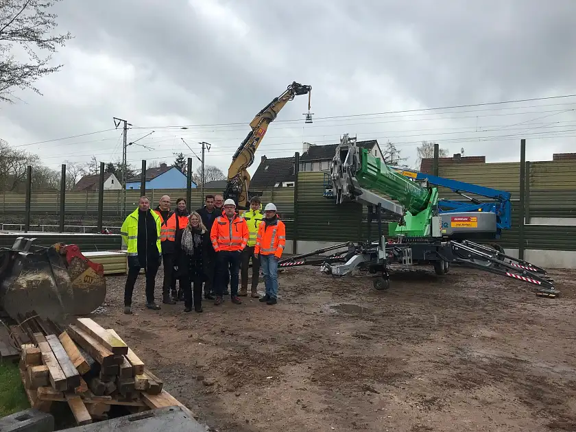 Senatorin Dr. Maike Schaefer (Mitte) mit Vertretern aller Beteiligten der Baumaßnahme. Foto: ASV
