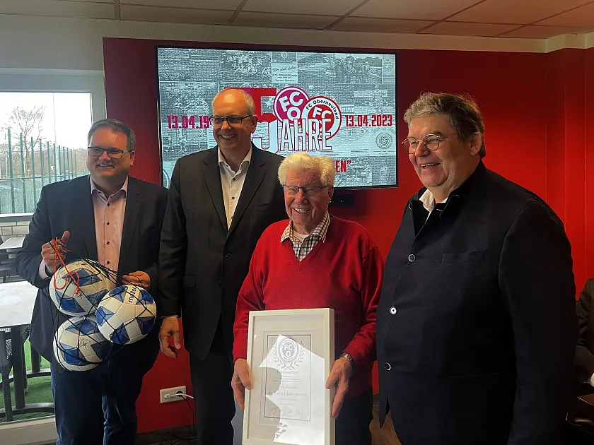 Freuen sich über 75 Jahre FC Oberneuland: Björn Fecker, Präsident Bremer Fußball-Verband e.V., Bürgermeister Andreas Bovenschulte, Fritz Sengstake (Mitglied der ersten Stunde) und •	Birger Winkelvoss, Präsident FC Oberneuland Bremen von 1948 e.V. Foto: Senatspressestelle