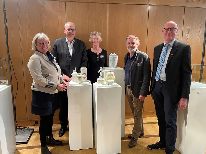Bei der Eröffnung des Ausstellung Punktlandung. (von links): Frauke Alber, Vorsitzende des Vereins Angewandte Kunst Bremen (AKB), Bürgermeister Dr. Andreas Bovenschulte, die AKB-Mitglieder Katharina Bertzbach und Peter Heidhoff und Thomas Kurzke, Präses der Handwerkskammer Bremen. Foto: Handwerkskammer Bremen