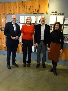 Freuen sich über den Programmstart von Beruf(ung) Hafen (v.l.n.r.): Kai Stührenberg, Staatsrat für Arbeit und Europa, Anne Schweisfurth (Hafenmuseum Bremen), Torsten Klieme, Staatsrat für Kinder und Bildung, Claudia Seidel (Hafenmuseum Bremen). Foto: Wirtschaftsressort
