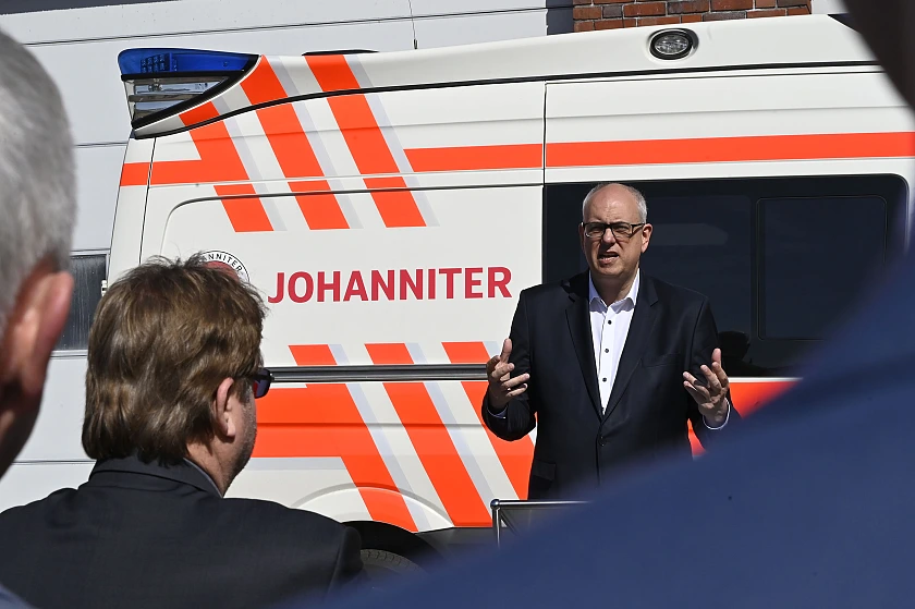 Bürgermeister Andreas Bovenschulte: Mit der Expertise und Erfahrung der Johanniter wird unser Rettungsdienst nun noch stabiler. Ich danke Ihnen und den Kolleginnen und Kollegen sehr und wünsche für die übernommenen Aufgaben viel Erfolg. Foto: Senatspressetselle 