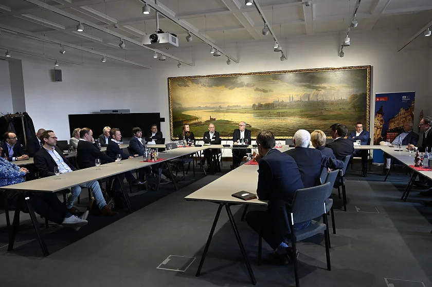 Im Sitzungssaal des Rathauses tauschte Bürgermeister Dr. Andreas Bovenschulte sich mit Vertreterinnen und Vertretern der Nahrungs- und Genussmittelwirtschaft im Land Bremen aus. Foto: Senatspressestelle