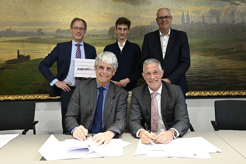 (v.l.n.r): Cornelius Neumann-Redlin, Hauptgeschäftsführer der Unternehmensverbände im Lande Bremen, Dr. Nico Kock, Geschäftsführender Vorstand der Stiftung Jugend forscht e.V., Hendrik Ridder (Gewinner des Preises des Bundespräsidenten für eine außergewöhnliche Arbeit 2022), Lutz Oelsner, Präsident der Unternehmensverbände im Lande Bremen und Bürgermeister Dr. Andreas Bovenschulte bei der Unterzeichnung des Projektvertrags mit der Stiftung Jugend forscht e. V. im Bremer Rathaus. Foto: Senatspressestelle 