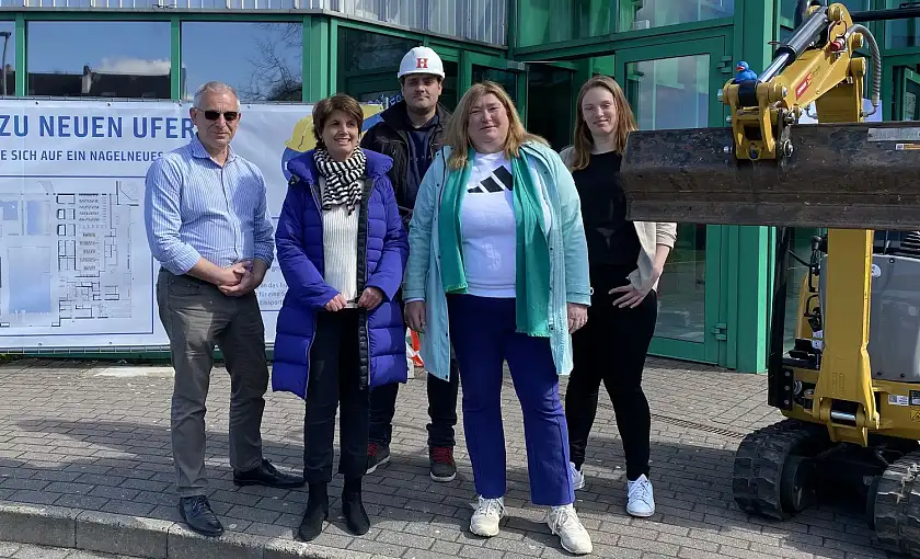 Begleiten Abriss und Neubau des Westbades (von links): Uwe Siefke, Technischen Leiter der Bremer Bäder GmbH, Bäder-Chefin Martina Baden, Matthias Heller von der Firma Hagedorn Hannover GmbH, Sportsenatorin Anja Stahmann und Architektin Elisabeth Böckmann. Foto: Sportressort