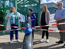 Die Quietscheente hat erstmal Pause. Senatorin Anja Stahmann, Bäderchefin Martina Baden, Architektin Elisabeth Böckmann und der Technische Leiter der Bremer Bäder GmbH, Uwe Siefke, (v.l.n.r.) zum Start der Abrissarbeiten. Foto: Sportressort