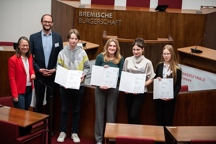 Bildungssenatorin Sascha Karolin Aulepp und Dr. Jan-Jonathan Bock (Hertie Stiftung) freuen sich mit (von links) Torge Harms, Jana Horn, Alina Reusbich und Katharina Ahrens über deren erfolgreiches Abschneiden bei Jugend debattiert. Foto: Bremische Bürgerschaft
