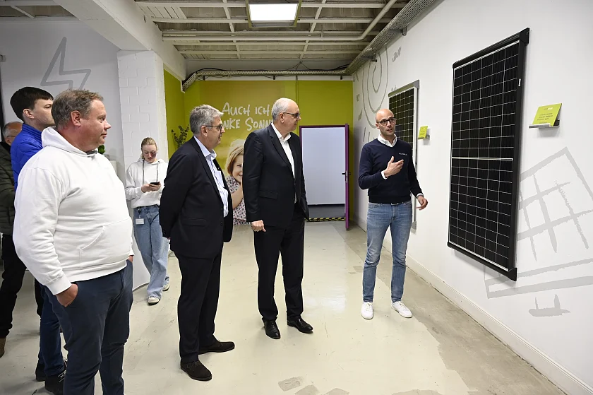 Wie könnten Städte und Dörfer in Zukunft aussehen? Das zeigt eine mit Lego nachgebaute Stadt im Showroom von Adler Solar. Personen (v.l.n.r.): Tobias Döpkens, Prokurist Adler Solar; Andreas Heyer, Vorsitzender der Geschäftsführung der WFB Wirtschaftsförderung Bremen; Gerhard Cunze, Geschäftsführender Gesellschafter; Bürgermeister Andreas Bovenschulte. Foto: Senatspressestelle