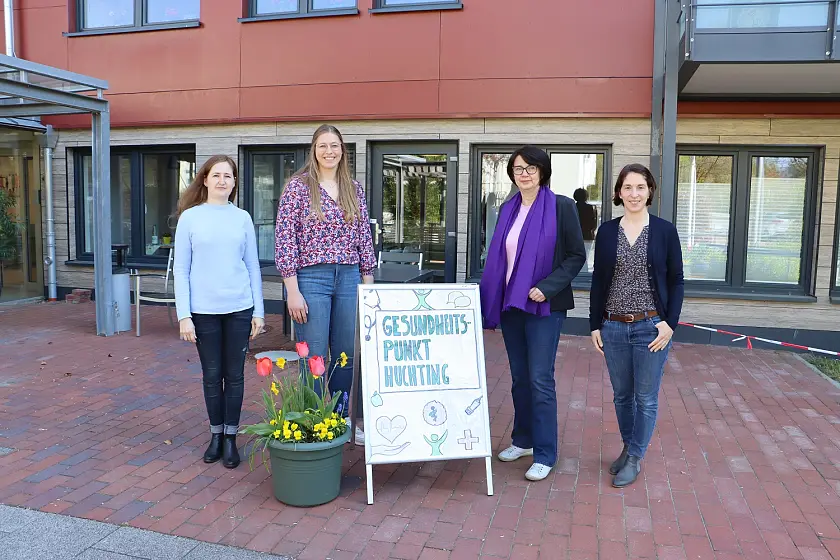 Gesundheitssenatorin Claudia Bernhard (3. v.l.) bei der Eröffnung des Gesundheitspunkts in Huchting gemeinsam mit (v.l.n.r.) Anna Balatsan (Gesundheitsfachkraft im Quartier in Huchting), Pia Hebbeler (Fachkraft im Gesundheitspunkt Grohn) und Anna Winterstein (Fachkraft im Gesundheitspunkt Huchting). Foto: Gesundheitsressort