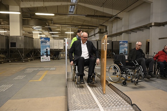 Im Rollstuhl über eine Rampe durch eine Tür - für Bürgermeister  Dr. Andreas Bovenschulte im Rollstuhl- und Blindenparcours eine neue Erfahrung. Foto: Senatspressestelle