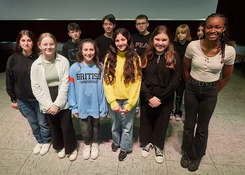 Ausgezeichnete Fremdsprachler von Schulen im Land Bremen: In der vorderen Reihe das landesbeste Team Drama Gals der Klasse 6d des Lloyd-Gymnasium Bremerhaven und ganz rechts die landesbeste Solo-Teilnehmerin Leslie Urielle Maya (Klasse 10, Hermann-Böse-Gymnasium). In der hinteren Reihe das zweitplatzierte Team El inesperado aus dem 8. Jahrgang der Gesamtschule Ost. Foto: Michael Schnelle, Fotoarchiv Senatorin für Kinder und Bildung