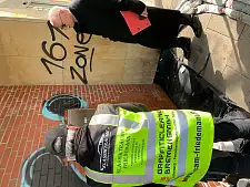 Innensenator Ulrich Mäurer mit einem Beschäftigten einer Spezialfirma, die im Auftrag einer Wohnungsbaugesellschaft vor Ort eine Fläche reinigt. Foto: Senator für Inneres