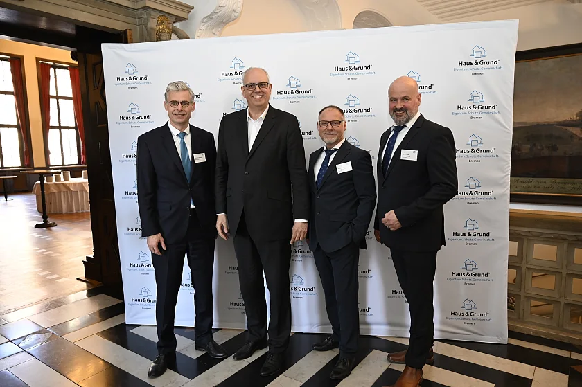 Freuen sich über das 125-jährige Bestehen von Haus & Grund Bremen (von links): Dr. Kai Warnecke, (Präsident Haus & Grund Deutschland), Bürgermeister Dr. Andreas Bovenschulte, der Bremer Haus & Grund-Vorsitzende Thomas Trenz und der Geschäftsführer des Bremer Verbandes, Ingmar Vergau. Foto: Senatspressestelle