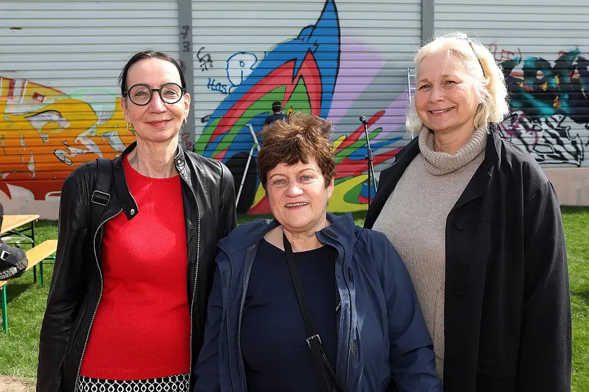 Start der Freimalfläche am Betriebshof Gröpelingen. In Höhe der Basdahler Straße ist eine 300 Quadratmeter große Wand übergeben worden. Vor Ort waren viele Graffiti-Künstler sowie (von links:) Carmen Emigholz (Staatsrätin Kultur) , Barbara Wulff (Beiratssprecherin) und Claudia Wiest (Kaufm. Vorständin BSAG). Foto: BSAG 