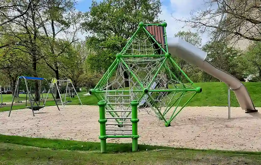 In den Neustadtwallanlagen sind die Bauzäune gefallen, der Spielplatz am Südbad steht wieder zur Verfügung.  Foto: UBB