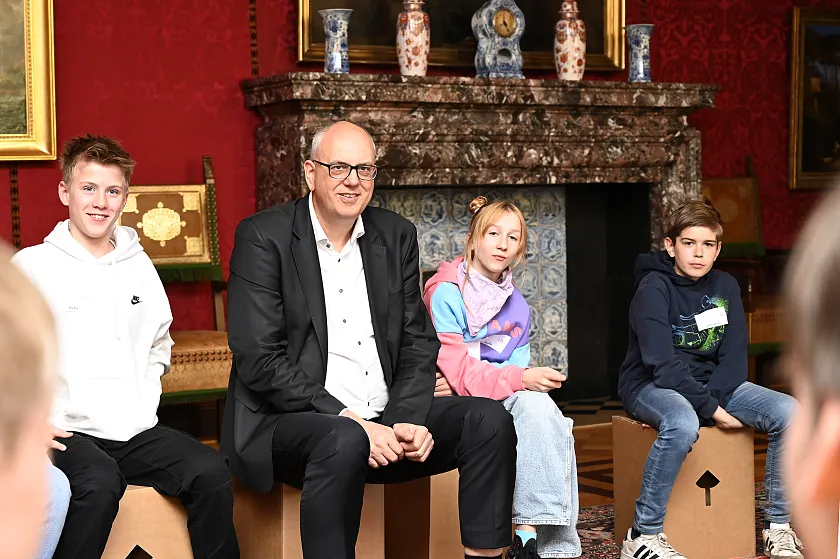 Fragestunde: Keke, Naila und Johannes (v.li.) sind gespannt auf die Antwort von Bürgermeister Andreas Bovenschulte. Foto: Senatspressestelle