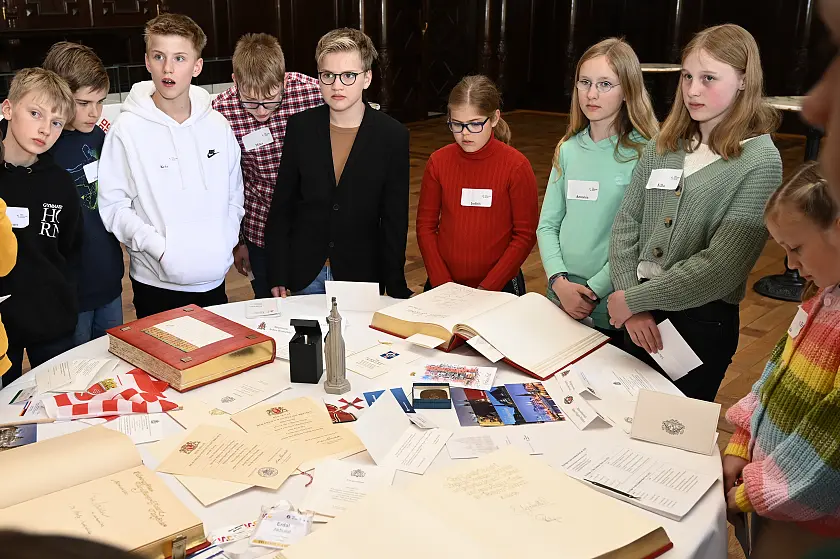 Beim Protokoll gab es spannende Einblicke rund um die Goldenen Bücher, Veranstaltungen und Orden. Foto: Senatspressestelle