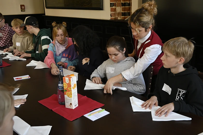 Ganz praktisch: Servietten falten haben die Jugendlichen beim Zukunftstag im Rathaus auch kennengelernt. Foto: Senatspressestelle