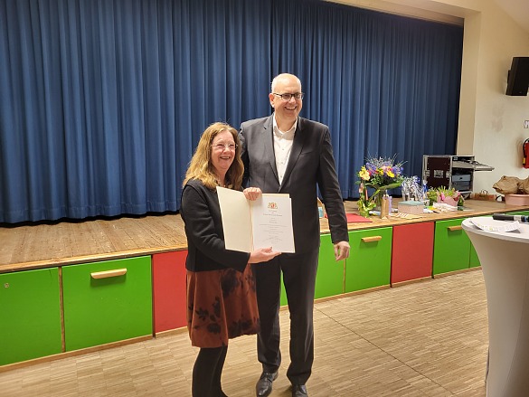 Die nun ehemalige Leiterin des Ortsamtes Bremen-West, Ulrike Pala, erhielt von Bürgermeister Andreas Bovenschulte die Entlassungskurkunde. Foto: Senatspressestelle