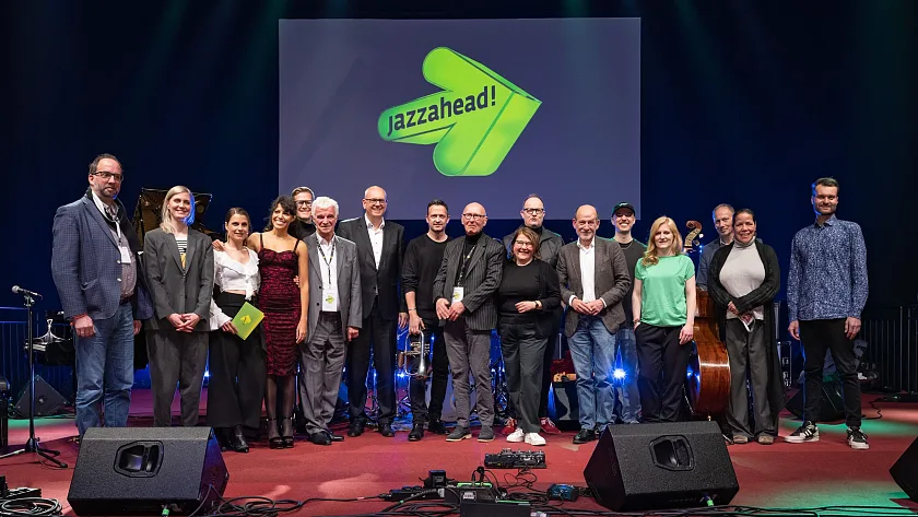 Bürgermeister Bovenschulte (7.vl.) mit allen Beteiligten der Eröffnungsfeier auf einen Blick; in der Mitte Projektleiterin Sybille Kornitschky.  Foto: M3B GmbH/Jan Rathke