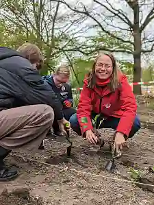 Sascha Aulepp besucht mit Schülerinnen und Schülern der Wilhelm-Kaisen-Oberschule den Gemüseacker in Huckelriede, Foto SKB