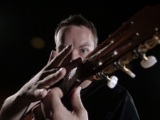 Tobias Klich ist Komponist, Gitarrist, und Musikfilmemacher. Foto: James Chan-A-Sue