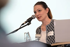 Dr. Svenja Kruse (Bundesministerium für Bildung und Forschung) hält Grußwort zur Abschlussveranstaltung. Foto: Michael Bahlo