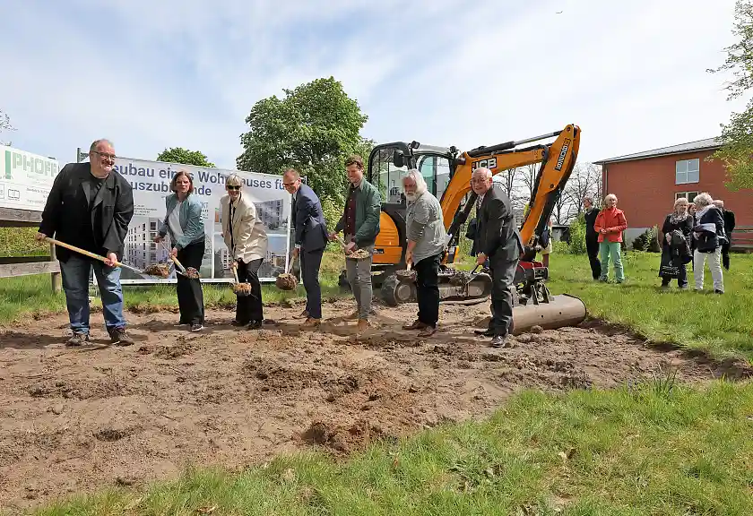 Griffen gemeinsam zum Spaten (v.l.n.r.): Bernd Ritzenhoff (Architekt), Kristina Vogt, Sabine Schöbel, Jan Fries, Falk Wagner, Uwe Frye und André Vater. Foto: Stadtleben Ellener Hof/ Martin Rospek
