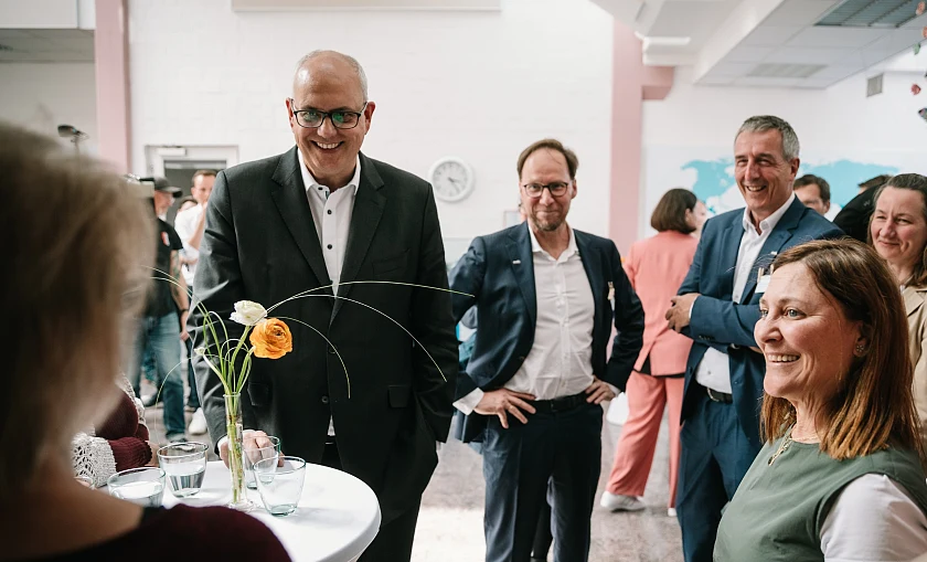 Bürgermeister Dr. Andreas Bovenschulte im Austausch mit Mitarbeitenden des Leibniz-Zentrums für Marine Tropenforschung (ZMT). Foto: Jan Meier, ZMT