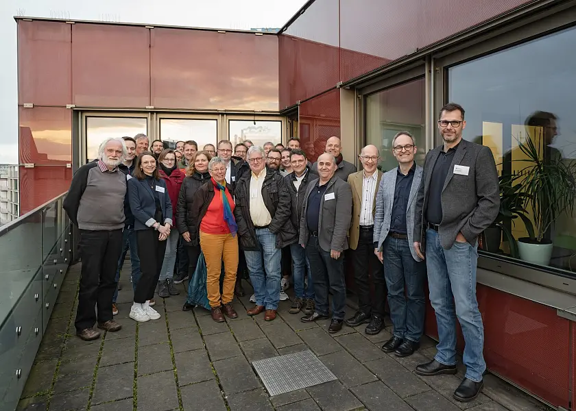 An vier Effizienztischen sind Unternehmen aus dem Land Bremen zusammen gekommen, um mithilfe vom gegenseitigen Erfahrungsaustausch gemeinsam CO2 einzusparen. Bei der Abschlussveranstaltung nahm auch Staatsrat Enno Nottelmann teil und freute sich über das Engagement der Unternehmen. Foto: energiekonsens