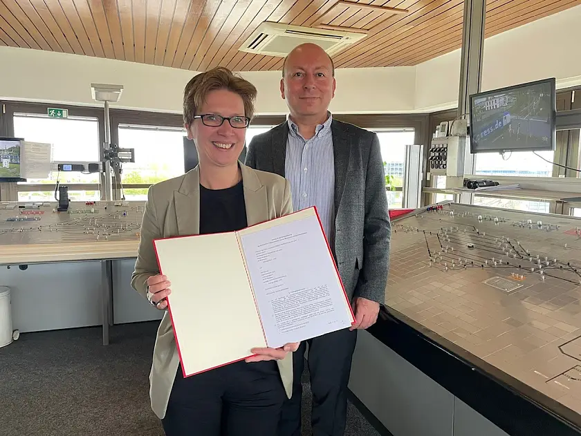 Senatorin Claudia Schilling und DB-Netz-Betriebsleiter Marcus Kuhn im Stellwerk der Bremischen Hafeneisenbahn. Foto: Hafenressort