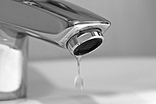 Trinkwasser aus dem Leitungsnetz wird streng kontrolliert und hat in Bremen eine einwandfreie Qualität. Foto: SKUMS